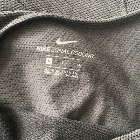 Nike work  out tshirt - Picture 5 of 6